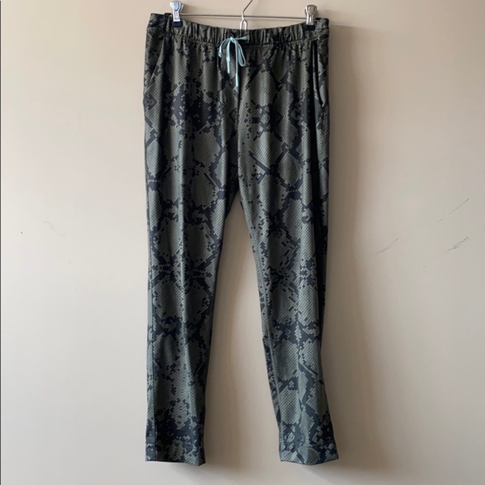 Lululemon green snake print pant Sz 6